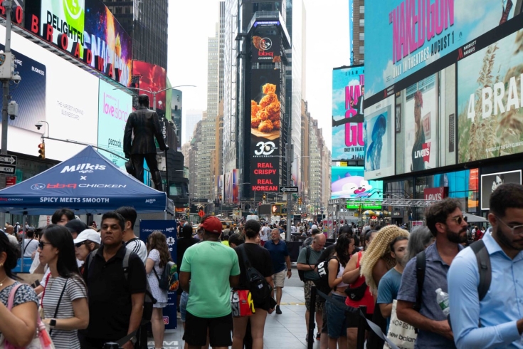 Anuncio del 30.º aniversario de bb.q en la pantalla de One Times Square, Nueva York, en julio de 2025