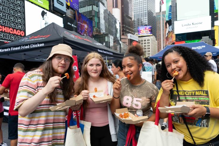 Visitantes prueban pollo bb.q durante el evento con Milkis en Times Square en 2025