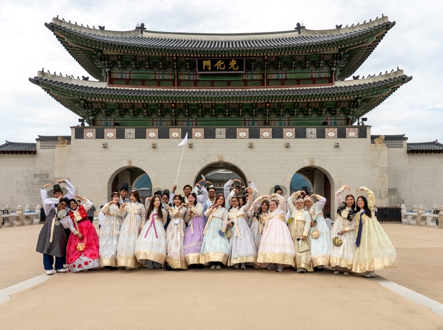 Invitados de Wings to Korea con hanbok frente al Palacio Gyeongbokgung en julio de 2025