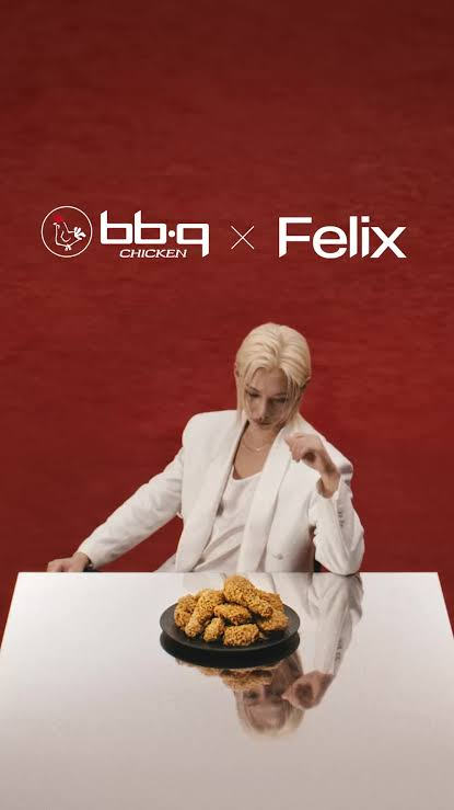 bb.q y Felix sobre un fondo rojo