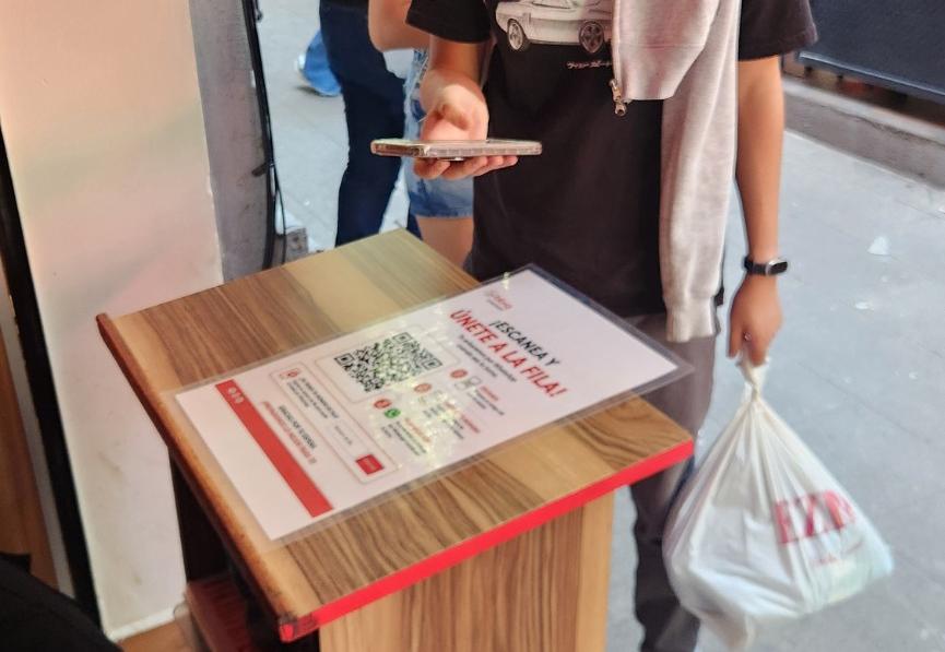 Registro con código QR para la fila virtual en Zona Rosa